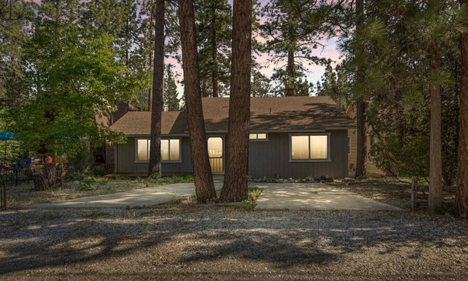 Big Bear City Cabina | Charming, cozy and rustic cabin!