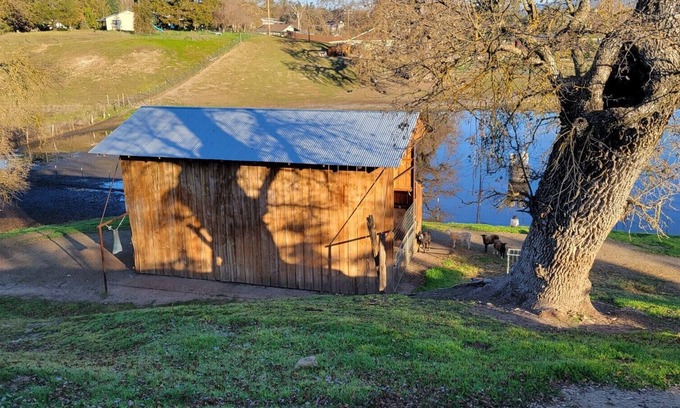 Atascadero Otro | CHARMING & COZY FARMHOUSE: On 3 acres, in the beautiful coastal wine country
