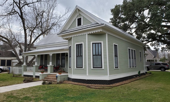 La Grange Casa | Charming & Cozy Victorian in Quiet Residential Setting