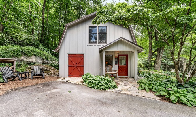 Banner Elk Cabaña | Charming creekside home with firepit & idyllic location - dog-friendly