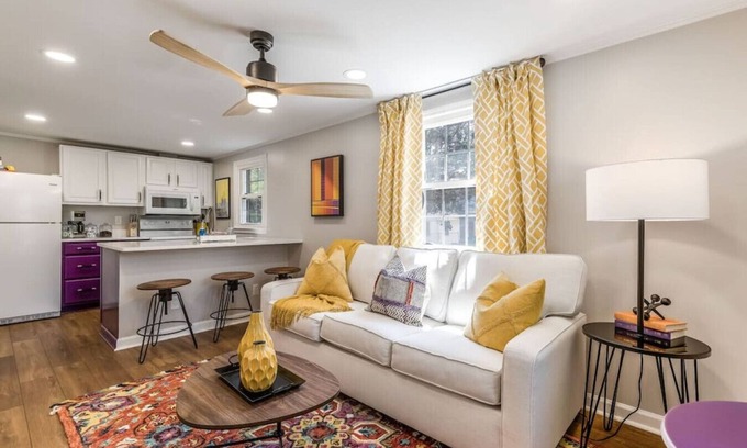 Burlington Apartamento | Charming creekside retreat in historic Burlington