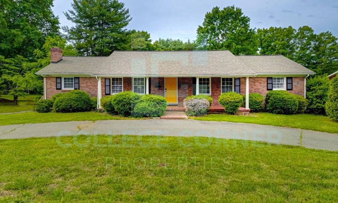 Winston - Salem Casa | Charming Demon Deacon Themed 4-bedroom house in Winston-Salem