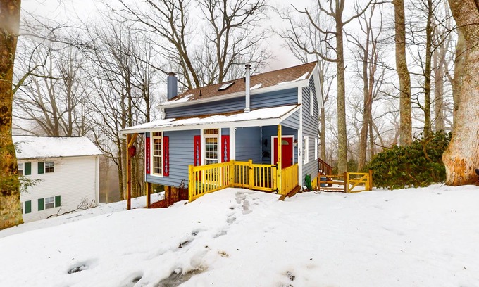 Boone Cabaña | Charming dog-friendly cottage near Blowing Rock with private hot tub, deck, BBQ