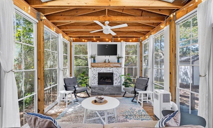 Yaupon Beach Casa | Charming dog-friendly bungalow, just a SHORT walk to beach Hot tub Fire Pit