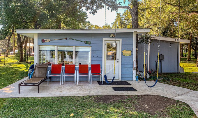 Kingsland Casa | Charming dog-friendly lakefront home with lake view, dock, & washer/dryer