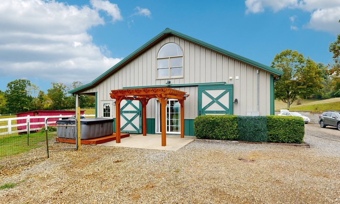 Leicester Casa | Charming Dog-friendly Home with Mountain Views, Fill Kitchen & Hot tub