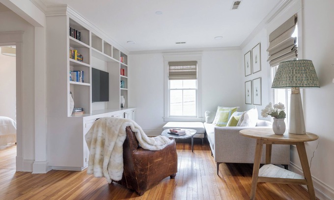 North Downtown Apartamento | Charming Downtown 2 BR Apartment Steps from Downtown Mall