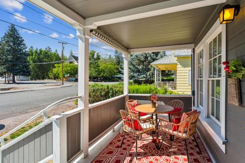 McCloud Casa | Charming Downtown McCloud Retreat home