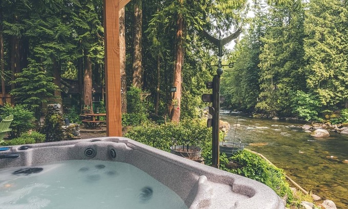 Brightwood Cabina | Charming Dream Catcher Cabin, riverfront, fireplace, hot tub, BBQ, dogs welcome