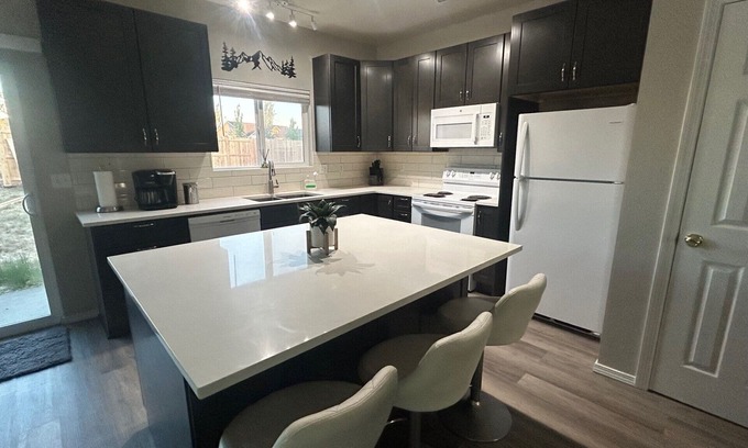 Redmond Casa | Charming duplex in NW Redmond, close to everything with peek-a-boo mountain view