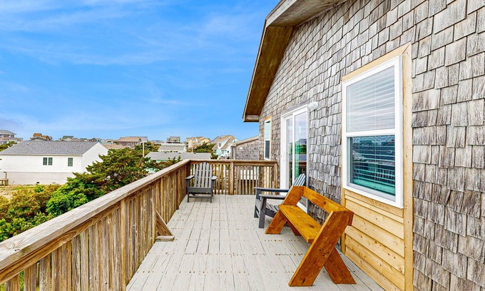 Avon Casa | Charming duplex with balcony, central AC, kitchenette, & dog-friendly