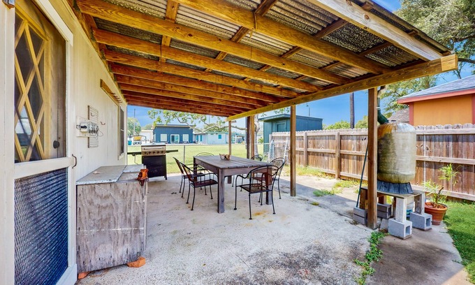 Fulton Casa | Charming duplex with fast WiFi 2 blocks from beach - snowbirds welcome