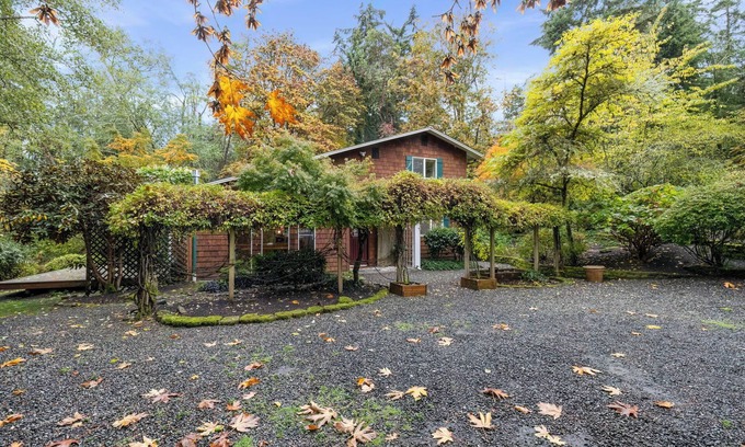 Rollingbay Casa | Charming English Cottage Retreat Near Fay Bainbridge Park – Sleeps 6