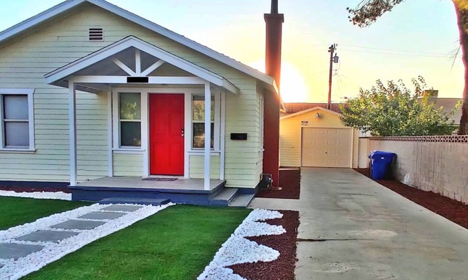 Lancaster Casa | ♥ Charming entire house 5min walking to the BLVD ♥