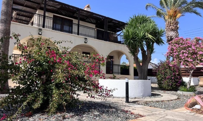 Erimi Villa | Encantadora villa Erimi con piscina privada y vistas al jardín