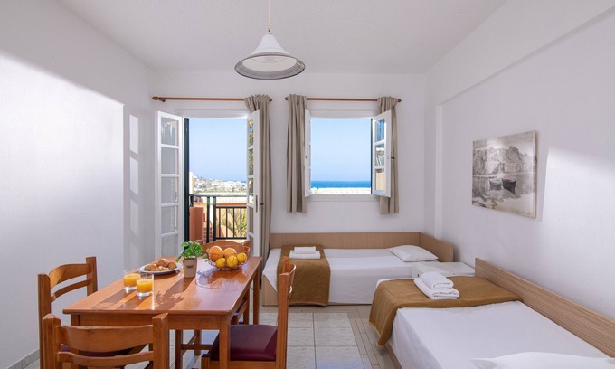 Hersonissos Centre Apartamento | Charming Family Apartment with Sea View & Shared Pool