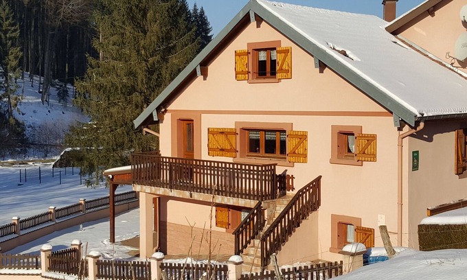 Vienville Cabaña | Escapada Acogedora en el Corazón de los Vosgos: Gîte Familiar con Piscina y Actividades