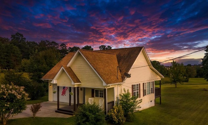 Dandridge Casa | Charming Family Country Lane Cottage 3 min to lake