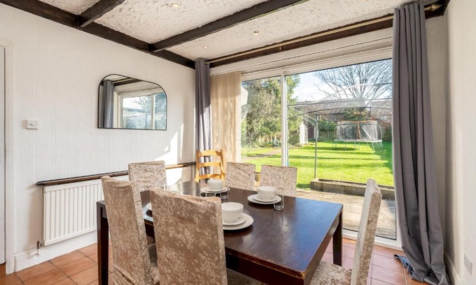 Watford Casa | Charming Family-Friendly Home Pass the Keys