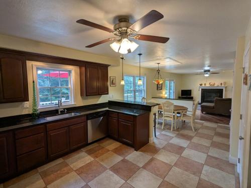 Dellslow Casa | Charming family home in private neighborhood