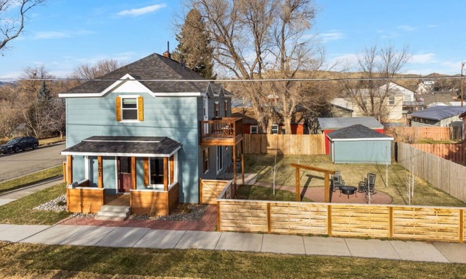 Sleeping Giant Estates Casa | Charming family retreat in Livingston