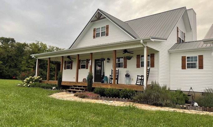 Strawberry Plains Casa | Charming Farmhouse Retreat in welcoming Strawberry Plains