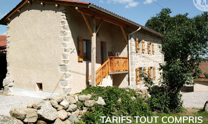 Saint-Julien-la-Vetre Cabaña | Acogedor gîte rural con terraza, jardín privado y visita a granja - admite mascotas