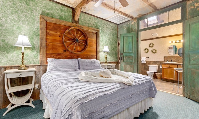 New Braunfels Casa | Charming Farmhouse Suite – Cozy King Retreat w/ Skylight, Jacuzzi & Separate Sitting Area Cozy
