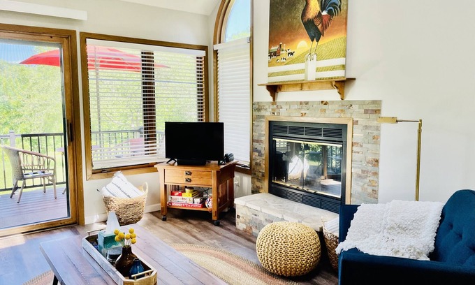 The Galena Territory Casa | Charming, Farmhouse Chic, Cozy|Fireplace|12 Min to Town|Beautiful View