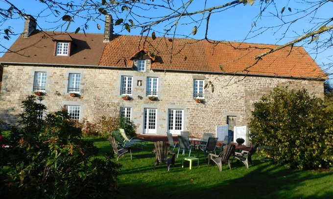 Folligny Cabaña | Casa de campo: chimenea, jardín cerrado, WiFi, mascotas bienvenidas, servicios adicionales