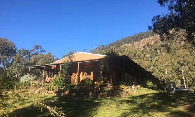 The Head Otro | Charming farmhouse nestled in the breath-taking Condamine Gorge