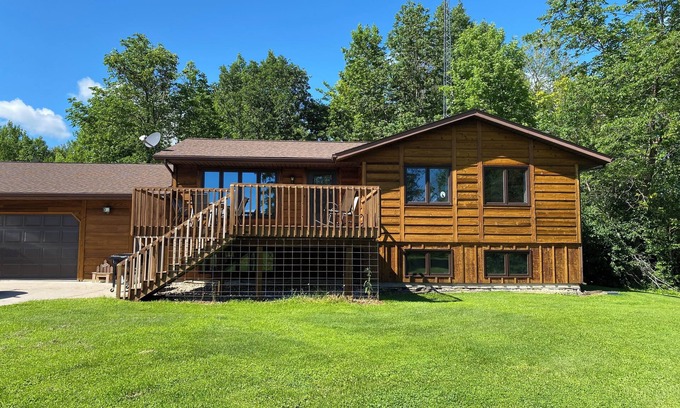 Warroad Otro | Charming farmhouse upper floor with 2 bedrooms and WiFi, AC in Warroad