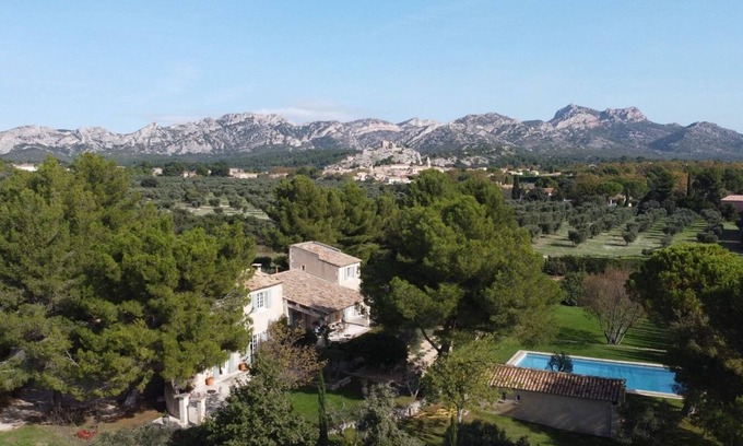 Aureille Otro | Charming farmhouse with large swimming pool and magnificent view of the Alpilles mountains