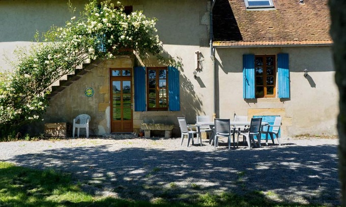 Souvigny Cabaña | Casa Rural con Piscina, Actividades y WiFi en Granja, Cerca de Souvigny