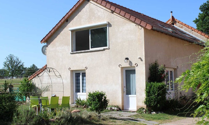Sauvagny Cabaña | Casa rural con terraza en finca de caballos, cerca de Montluçon y Néris les Bains