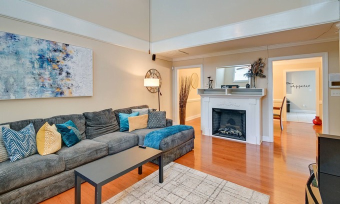 Fayetteville Casa | Charming Fayetteville Townhome, 9 Mi to Downtown!
