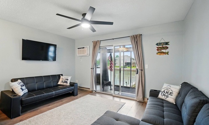 Oak Harbor Condominio | Charming first floor condo on the canal of Lake Erie