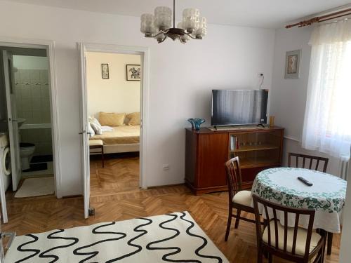 Gara de Nord Apartamento | Charming Flat with Winter Garden Blending Classical Elegance and Modern Comfort