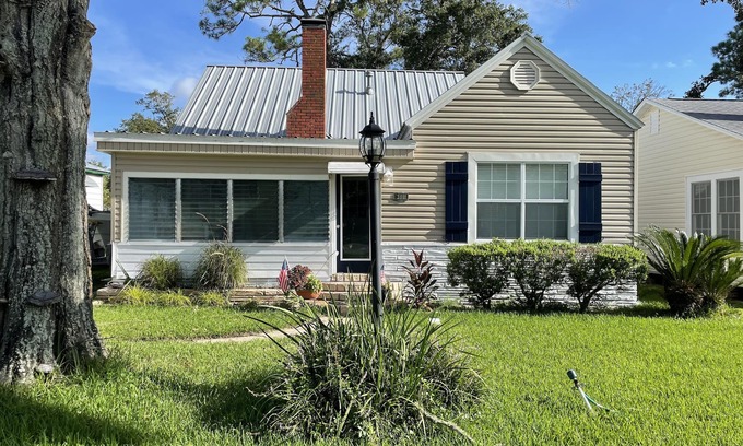 Port St. Joe Casa | Charming Florida Cottage – Steps from St. Joe Bay with Top-Notch Amenities!