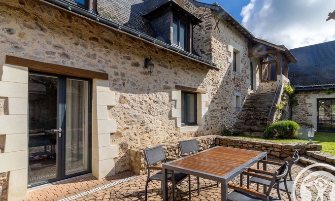 La Roche Foulques Cama Y Desayuno | Encanto rústico con terraza privada, piscina y desayuno gourmet en un entorno natural cerca de Angers