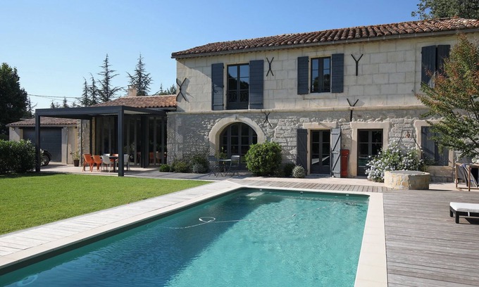 Saint-Etienne-du-Gres Casa | ¡Alquiler Vacacional en Saint-Étienne-du-Grès: Mas Renovado con Piscina!