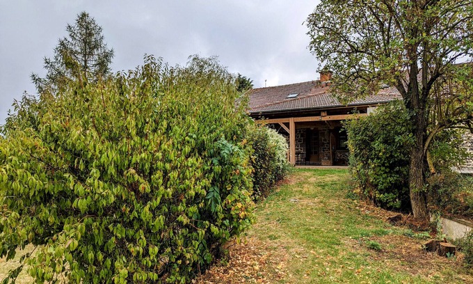 Saint-Didier-sur-Doulon Cabaña | Charming Cottage near La Chaise-Dieu: Tranquil Retreat, Spacious Grounds, and Cozy Interiors