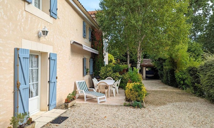 Saint-Genis-d'Hiersac Cabaña | Casa rural con terraza, jardín privado y acceso al río, ideal para familias.