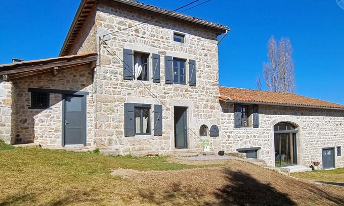 Saint-Priest-la-Prugne Cabaña | Encantadora casa con piscina interior climatizada, para 12/14 personas
