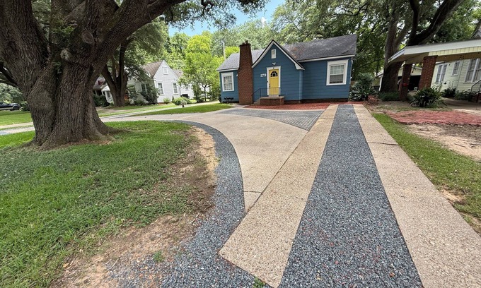 Broadmoor Apartamento | Charming furnished STR 1-bedroom in Beautiful Broadmoor with Wi-Fi and big yard