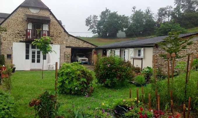 Oloron-Sainte-Marie Casa | CHARMING GARDEN COTTAGE unobstructed view of the Pyrenees. WHEELCHAIR FRIENDLY.