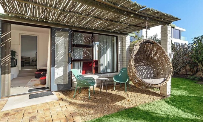 Camps Bay Cabina | Charming Garden Cottage, Campsbay, Cape Town
