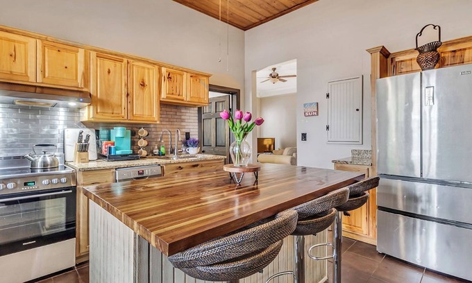 Savannah Victorian District Apartamento | Charming Garden Flat , Porch, Herbs & History, Walk to historic Forsyth Park