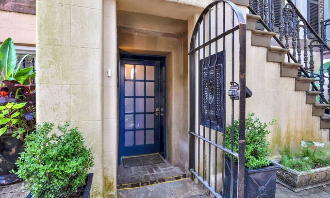 Historic Downtown Savannah Apartamento | “Charming Garden Retreat – Where Comfort Meets Character”