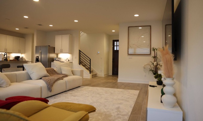 McNeil Apartamento | Charming Getaway: Stylish Room in Prime Location with Great Amenities!